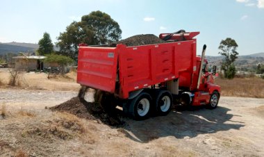 Reciben material para reparación de calles 