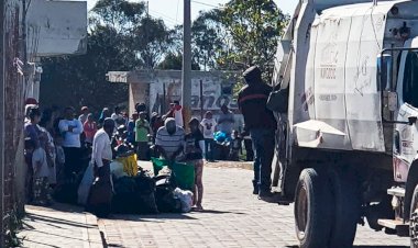 Entra camión de basura en colonia popular 