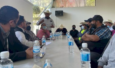 Campesinos de Cadereyta se reúnen con funcionarios de la CEA