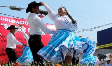 Los estudiantes deben aprender a bailar y cantar: Carlos Martínez Leal   