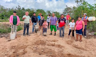 Ante rezago, vecinos se organizan y reparan vialidades