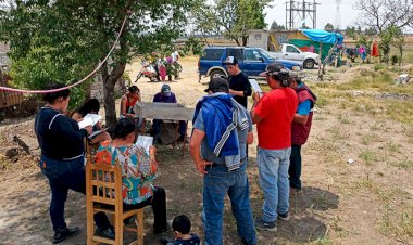 Dirigentes de la colonia Independencia revisan asuntos correspondientes a su zona con el dirigente de Antorcha en el estado.