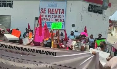 Cuitlahuenses antorchistas se manifiestan ante CAEV por falta de agua 