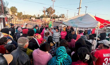 Antorchistas siguen en plantón en BC por vivienda