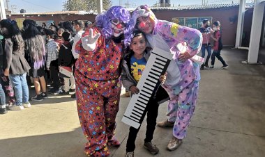 Festejan el día del niño en Los Reyes La Paz