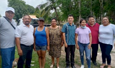 Antorchistas obtienen pisos firmes para comunidades rurales de Bacalar