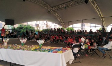 Llevan sonrisas a niños de Iztapalapa