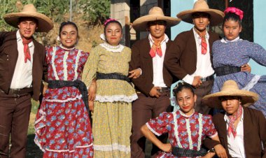 Brindan alegría a mamás de San Pedro Ixtlahuaca