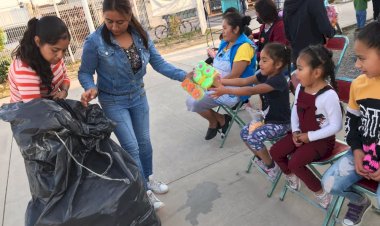 Regalan juguetes en Amozoc, Puebla