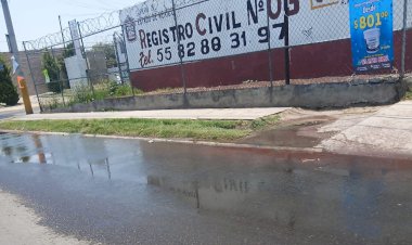 El agua sale de las alcantarillas en Chicoloapan