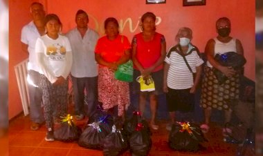 Reciben despensas madres de familia de San José Buenavista