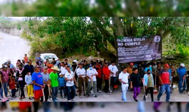 Con lonas, colonos antorchistas denuncian incumplimiento de la alcaldesa