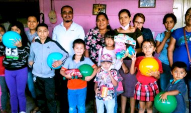 Con convivio, juegos y juguetes, festejan a niños de la colonia Candelaria 