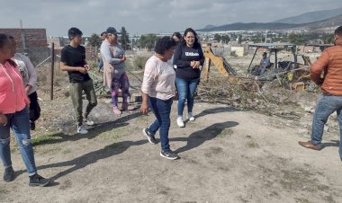 Padres de familia construyen barda de escuela; previenen delincuencia