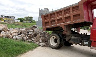 Envían material para mejorar calles en colonia antorchista de Tabasco