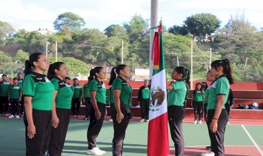 Realizan alumnos de octavo semestre del IDSDM el último acto cívico del semestre