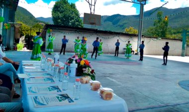 Plantel impulsado por Antorcha lleva cultura a telebachillerato de Amojileca