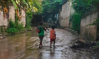 Colonos de la Ampliación Izazaga caminan entre aguas negras