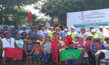 Antorchistas de Antón Lizardo logran camino de acceso a su colonia