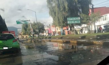 Enormes baches e inundaciones perjudican tránsito en Tenango del Valle 