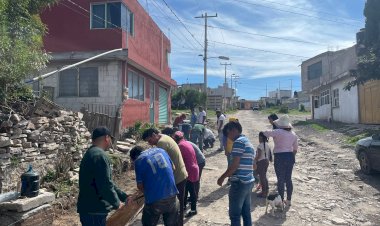 Vecinos construyen guarniciones y banquetas en colonia Belén