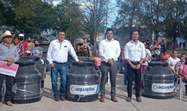 Entregan más de 100 tinacos a familias de Aguascalientes