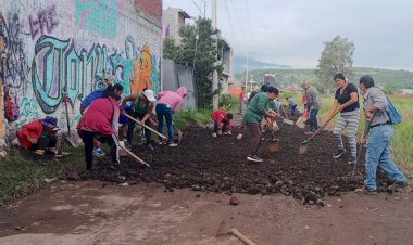 Ante abandono gubernamental, colonos arreglan sus calles