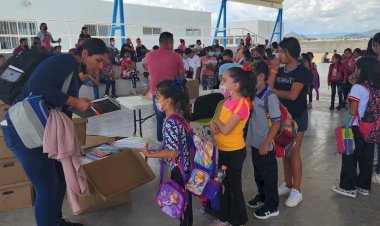 Reciben paquetes escolares más de 200 niños de la escuela primaria Prof. Clara Córdova Morán.