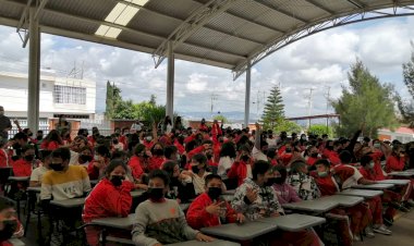 Alumnos Queretanos reciben conferencia y Forman Comité de la FNERRR