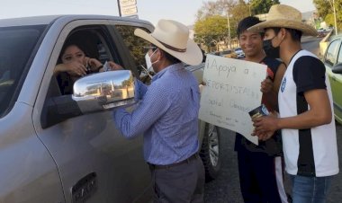 Jóvenes oaxaqueños arman colecta para financiar material deportivo