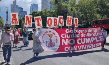 Antorchistas despliegan cadena humana en avenida Tláhuac por incumplimiento de compromisos de Claudia Sheinbaum