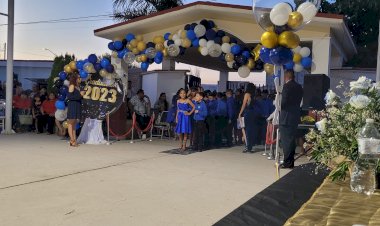 Celebran graduación de generaciones en primaria Antorcha del Saber