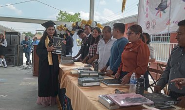 Celebran graduación de preparatoria 