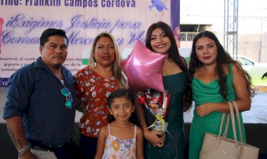 Celebran estudiantes de preparatoria 