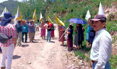 Alcalde da banderazo a pavimentación en la comunidad de Xochapa