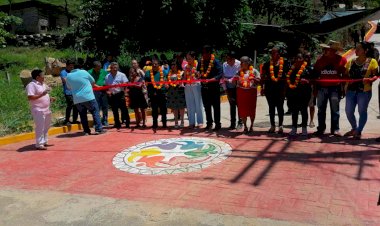 Entrega alcalde de Ometepec pavimentación a la colonia Margarita Morán