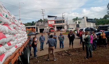 Logran habitantes de Ario de Rosales fertilizante para campesinos humildes