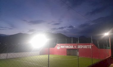 Instalan alumbrado público en unidad deportiva de Ocotepec