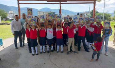 Gracias a gestión de Antorcha entregan útiles en primaria “Aquiles Córdova Morán”