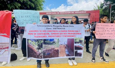 Protestan estudiantes y maestros en la SEV