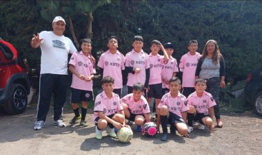 Antorcha entrega uniformes de futbol a deportistas de Tlalpan