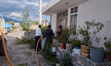 Habitantes sin agua potable reciben apoyo de pipas de agua