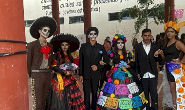 Con altares, estudiantes recuerdan a personajes nayaritas