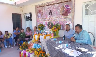 Rinden colonos homenaje póstumo a Conrado, Mercedes y el pequeño Vladi