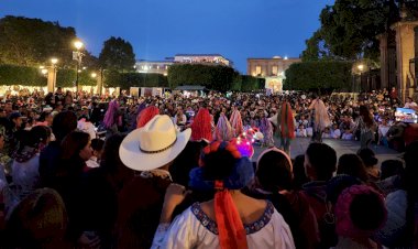 Estudiantes antorchistas regalan caravana navideña a morelianos