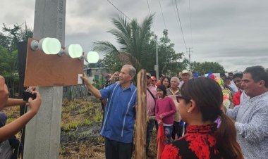 Inaugura Antorcha obras de electrificación en Tierra Blanca