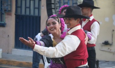 Artistas del Movimiento Antorchista cantan con el pueblo