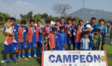 Triunfa equipo antorchista en liga de futbol