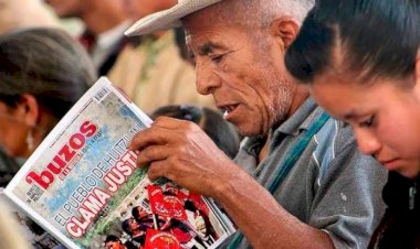 Una revista en la estantería