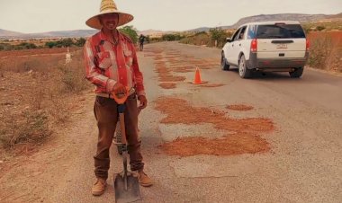 Dos años tapando baches en carreteras destruidas